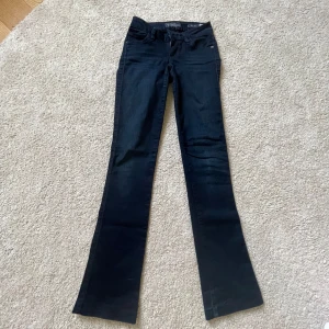 Lågmidjade utsvängda jeans - Trendiga lågmidjade jeans köpta på sellpy, men ursprungligen från guess🤗🤗