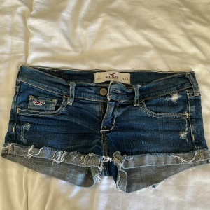 lågmidjade jeansshorts - jättesnygga lågmidjade jeansshorts! från hollister. jättefint skick! midjemåttet är 38 cm rakt över