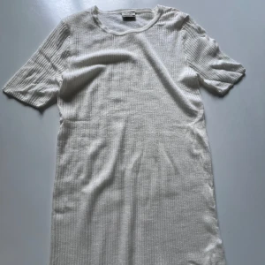 Vit ull t-shirt - Jättefint skick,nyskick, den är sååå fin och jätteskön, den är väldigt stretchig så borde nog kunna passa typ alla storlekar, själv har jag xs-s och den sitter dom det ser ut som bilderna på mig. Nypris 300kr. Fler frågor? Skriv! ⚠️tryck ej på köp nu⚠️