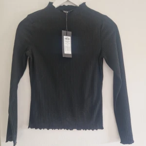 Ny ONLY tröja - Oanvänd tröja från ONLY. Stl S.