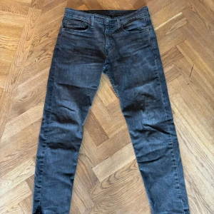 Levi’s 502 - Grå Levi’s 502 i fint skick. Använda ca 10ggr.  Storlek W32 / L32  Nypris: Ca 950kr
