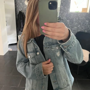 Jeans jacka  - Säljer jeans jacka från vero Moda i storlek L men passar en S skulle jag verkligen säga. Använd ett par gånger men inget som syns. Nypris 500kr. 