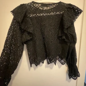 Spetstopp/ Blus svart Zara - Spetstopp/ Blus från Zara. 