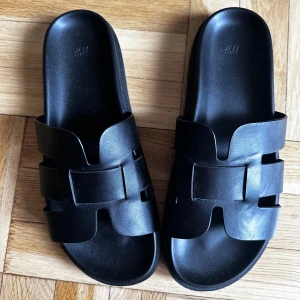 Tofflor  - Helt nya och oanvända tofflor från H&M.   Rensar ur min garderob från en hel del oanvända kläder🌼 Om du ser något mer i min profil som du gillar så skickar jag med det till dig också!😊 Fler kläder kommer!  