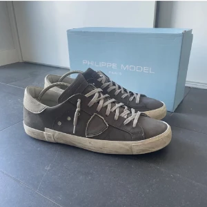 Philipe model skor  - Ett par philipe model skor i storlek 45. Användt sparsamt och är i bra skick. 