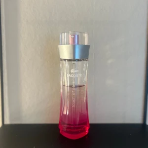 Lacoste touch of pink - En jätte fräsh parfym med våriga noter. Säljer den eftersom jag inte längre trivs i doften. Ca halv andvänd.  ny pris 560kr 