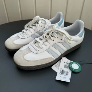 Adidas Samba Core White Halo Blue - Säljer mina Adidas Samba Core White, Halo Blue. Skorna är helt nya och aldrig använda.   Storlek 41 1/3  