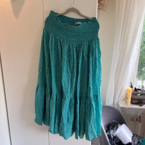 långkjol  - Rensat ut min garderob och säljer nu denna super snygga långkjolen ifrån zara. Den är i en xxl men passar L skulle jag säga. 