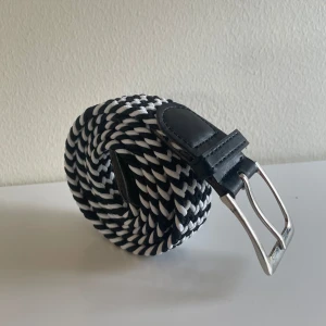 Flätat bälte - Svart/vit flätat bälte.