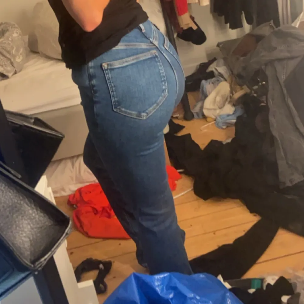 Blå jeans vet ej vart dom är ifrån.Riktigt sköna sitter ej tajt stretch lätt att gå i för er med storlek xxs/xs. Farkut & Housut.