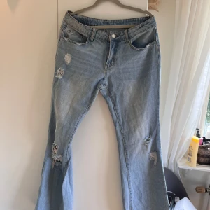 lågmidjade jeans  - renat ut min garderob och säljer bland annat mina älsklings jeans. Säljer pga att dom blivit försmå. Dom har defekter och hemma lagningar men det är inget som syns. 