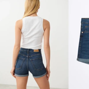 Gina shorts  - Helt nya shorts från Gina med lappen kvar, passar tyvärr inte så därav att jag säljer dom.  Storlek M Deras bästa shorts enligt mig, super stretchiga, sköna och snygga! 