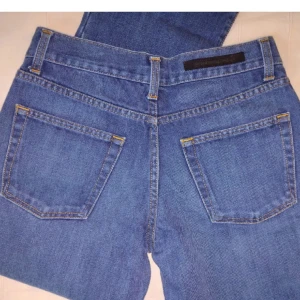 DKNY jeans - utsvängda/boot cut & lågmidjade - storlek 28 - DKNY jeans - lite utsvängda/boot cut och relativt lågmidjade. Storlek 28. 100% bomull. Skitsnygg modell och i fint skick 💙 Innerbenslängden är ca 82 cm och de är ca 36 cm breda mätt tvärs över högst upp i midjan (bredare över höfterna).