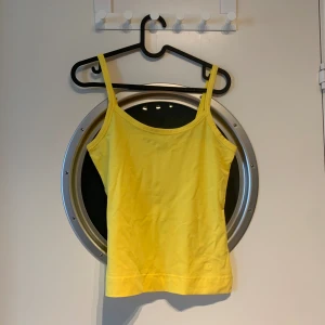 Gul linne - Fint gult linne! Aldrig använt! Jätteskönt material. Ingen storlek står på linnet men skulle säga att den är mer en M. Kan passa S o L också men löst o mer tight isåfall