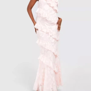 Klänning  - Använd en gång så i bra skick och superfin klänning 