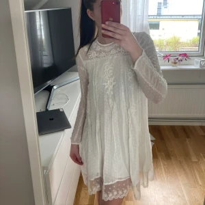 Jättesöt klänning - Klänning från Zara med brodyr och spets! Aldrig använd så bra skick😊