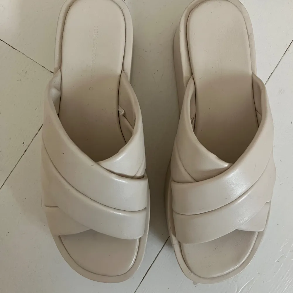 Beiga/vita platå sandaler från Pull and Bear, knappt använda . Skor.