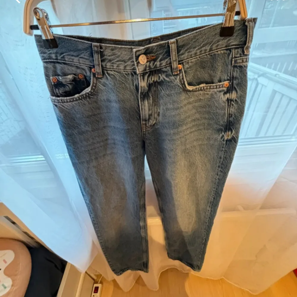 Lågmidjsde blåa jeans. Har bara använt ett par gånger, de är som nya. Säljer då dom är för stora för mig,(165cm lång)  Nypris: 499kr. Skriv privat om du har frågor!🩷. Jeans & Byxor.