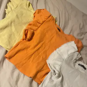 Fina zara tröjor, bra skick och ifall man vill köpa enskilt får man kontakta 💞 övriga frågor kan jag svara på privat🫶🏻 Vit och gul storlek S och orange storlek M