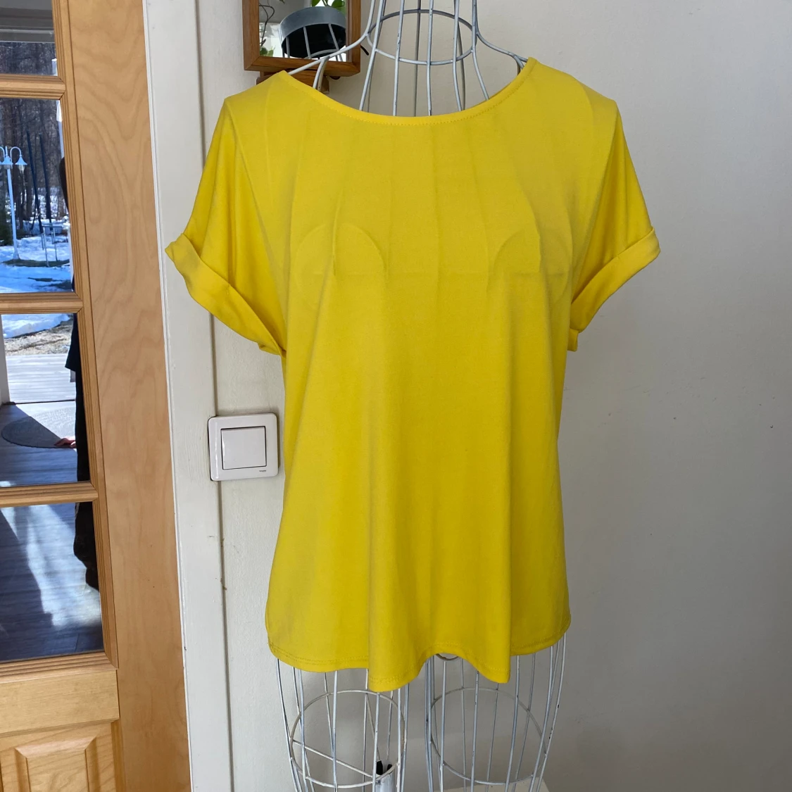 T-shirt med knappar i ryggen 