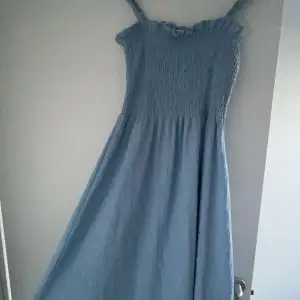 Säljer den här superfina långa klänningen ifrån h&m då den inte används längre. Bra skick, sparsamt använd. 70kr + frakt🌼