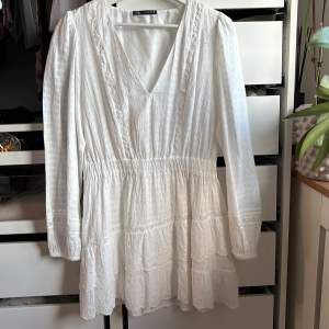 Så fin sommarklänning!❤️❤️ALDRIG ANVÄND ENDAST PROVAD, En vit volangklänning från Zara med jätte söta detaljer.❤️❤️