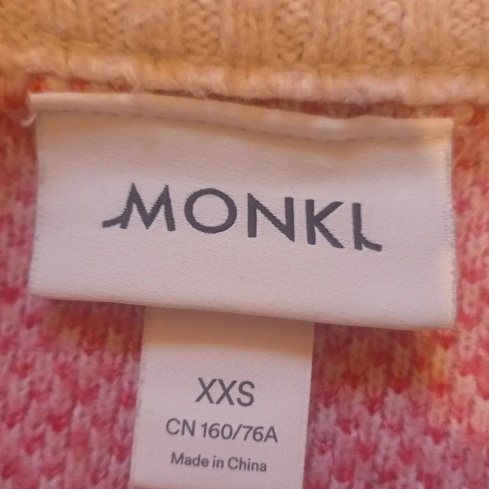 En V-ringad tröja från Monki är storlek xxs men passar xs då den är lite oversize färgerna gör sig mäst rättviska på bild 1 den är även lite nopprig men syns inte när man har på dig den . Tröjor & Koftor.