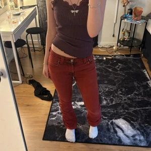 röda nudie jeans - Röda trendiga nudie jeans, lågmidjade dom sitter super fint. Passar Xs/S💗