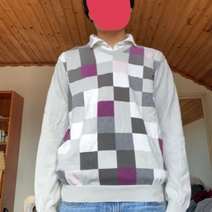 Cool Vintage Rutig Tröja - Aldrig använt den då den är inte min stil riktigt. Den vita skjortan under på bilden ingår inte! 