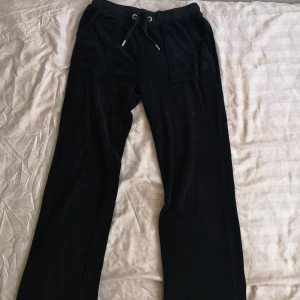 Svart juicy set - Setet köptes från plick för något år sedan, endast använd ett fåtal gånger från mitt håll. Pris kan diskuteras. 