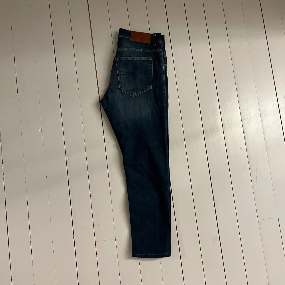 Ett par sköna tiger of Sweden jeans i modellen ”evolve” | skick 9.5/10 iprincip nya | nypris ligger på ca 1700 kr | vid ytterligare funderingar är det bara att skriva🙌🏼. Jeans & Byxor.