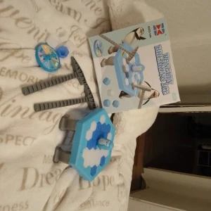 Spel - Jag säljer ett roligt spel som passar både barn och äldre barn som gillar spel! Spelet köptes ganska nyligen men kommer ej till användning! Säljer den för bra pris, 30kr!