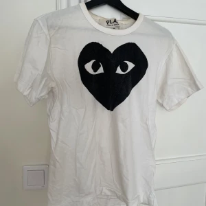 T-shirt CDG Play - Fint skick Passar mer som S