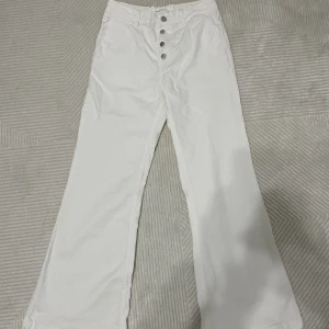White jeans  - Märke Brown. Köpt i Madrid. Använd endast 1-2 gånger. Ordpris ca 800kr. 