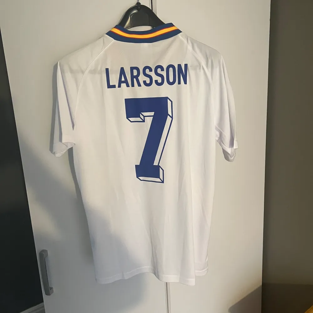 Henrik Larsson Vm94 size L oanvänd perfekt till sommaren. T-shirts.
