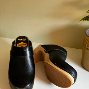 Swedish hasbeens stl 37 - Svarta, den klassiska modellen, använda 1 gång i absolut nyskick.  Hämtas i Tyresö/Trollbäcken eller Hammarbysjöstad. Kan skickas, köparen står för frakt. 