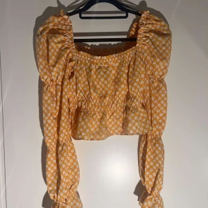 orange tröja - - stark orange färg - använd - bra skick - luftig