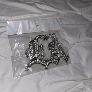 LA bälte (New era Dodgers) - Silver diamant LA man kan sätta på bältet. Aldrig använt, köpte de för några månader sen för runt 400kr men säljer för de för 250kr men kan sänkas