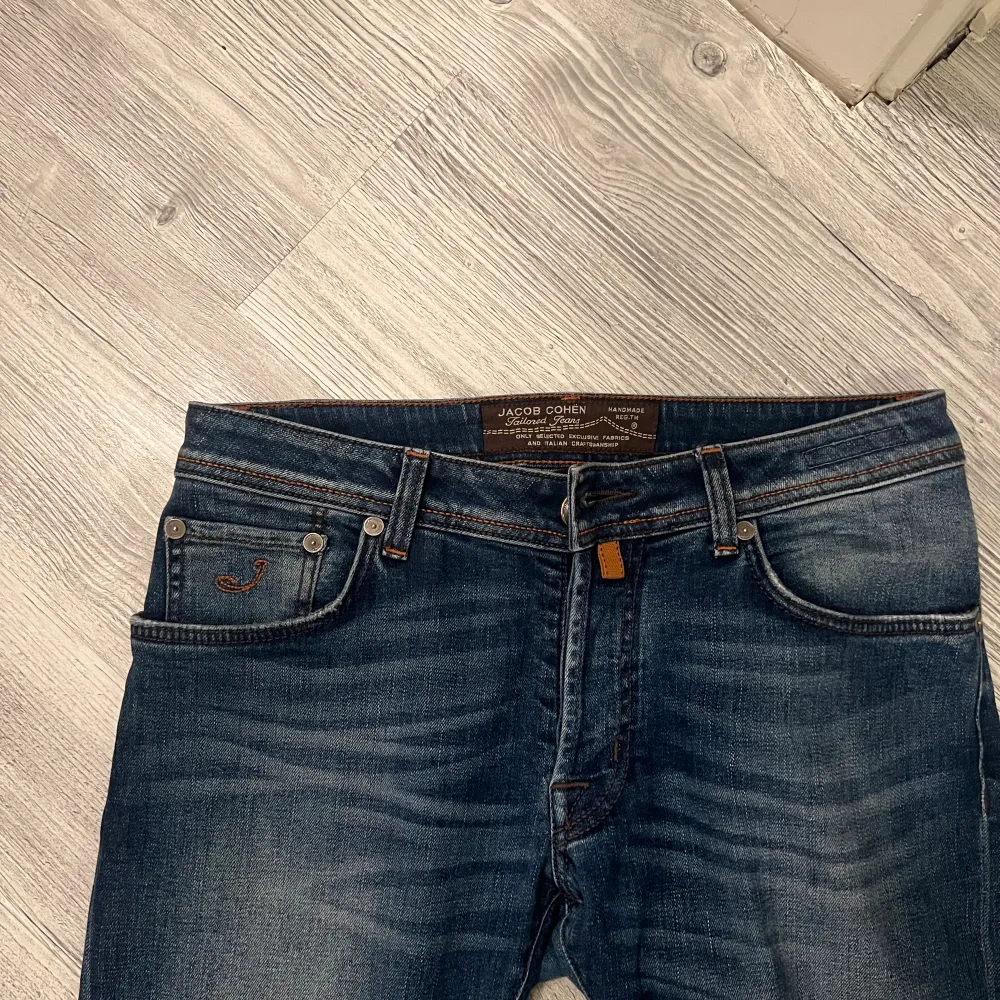 Tja! säljer mina Jacob Cohen jeans, inga deffekter, snygg tvätt, Mitt pris 1499kr, kan gå ner i pris vid snabbaffär! Dm vid frågor🙌. Jeans & Byxor.