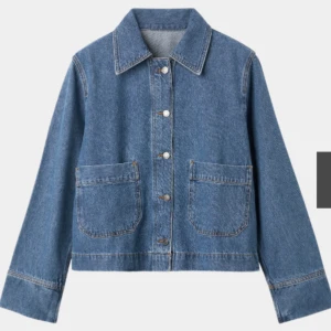 Jeansjacka sökes!!! - Söker denna jeansjacka från carin wester, heter jeansjacka jette. Råkar du ha en i storlek s eller m hör gärna av dig❤️