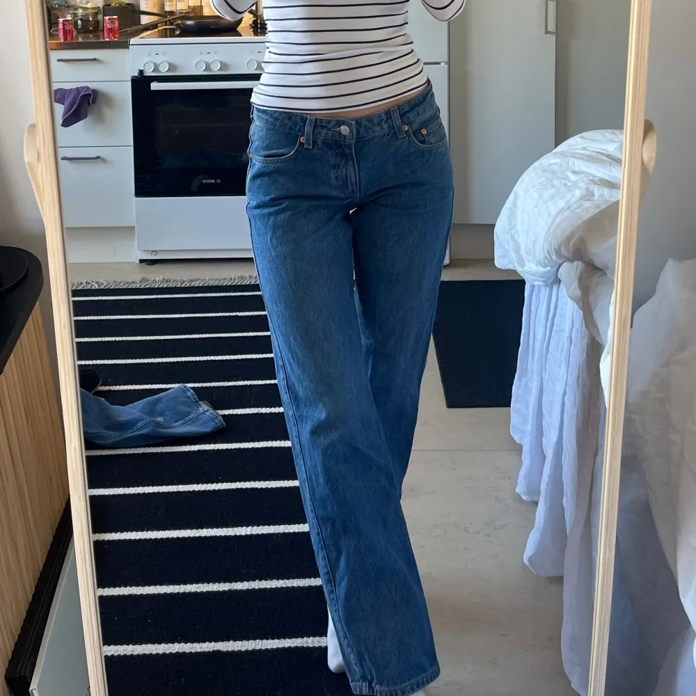 Weekday ”arrow low straight” jeans i storlek 28/32, knappt använda . Jeans & Byxor.