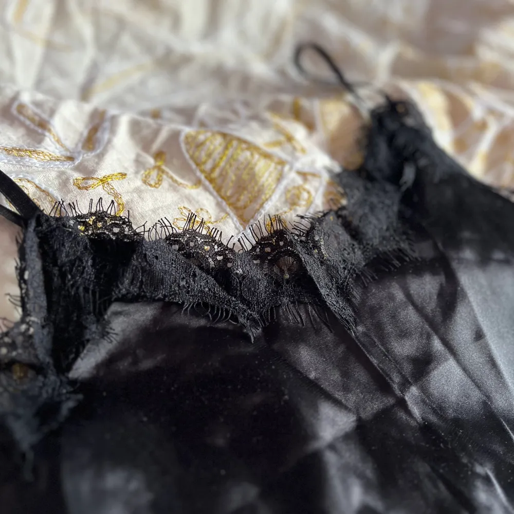 Jättesnyggt pyjamasset i silkesliknande material som både är sött och svalt! Säljer pga aldrig använd | Storlek S | Säljer inte plaggen separat.. Övrigt.
