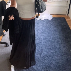 Långkjol - Svart Långkjol som passar perfekt för mig som är 170 när jag har de lågmidjat
