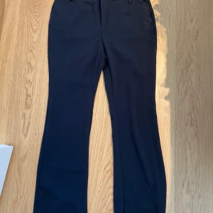 Svarta kostymbyxor  - Svarta kostymbyxor i storlek M/30 från Only. Skulle säga att de passar som S också. Använda ett fåtal gånger 