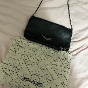 Zadig väska - Säljer min zadig väska som jag köpte för 2 år sen. Den långa kedjan kommer också med! Fortfarande i bra skick då den knappt är använd det senaste året💕💕 