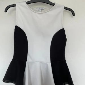 Blus tröja - Tröjans storlek är S och den är i bra skick. Har mesta dels används till ett par svarta jeans men upptill en själv. Säljer då jag känner att den inte passar mig längre! 