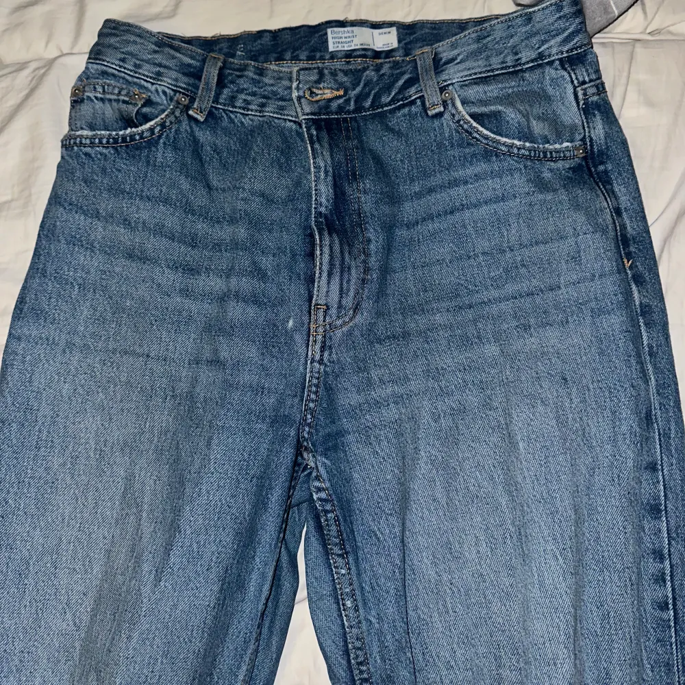 jättesnygga högmidjade mörkblå jeans från bershka, raka i benen 💕skulle säga att dem är en ganska liten 38 i storlek, så kan nog även passa vissa som har 36 💕. Jeans & Byxor.