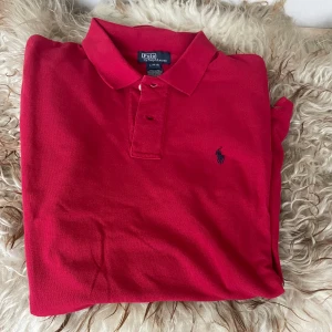Röd Ralph Lauren Piké - Varan är knappt använd 