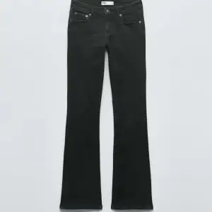 svarta bootcut jeans från Zara som inte kommer till användning då jag har andra. Strl 34, original pris 399kr, inga defekter