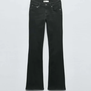 bootcut jeans zara - svarta bootcut jeans från Zara som inte kommer till användning då jag har andra. Strl 34, original pris 399kr, inga defekter